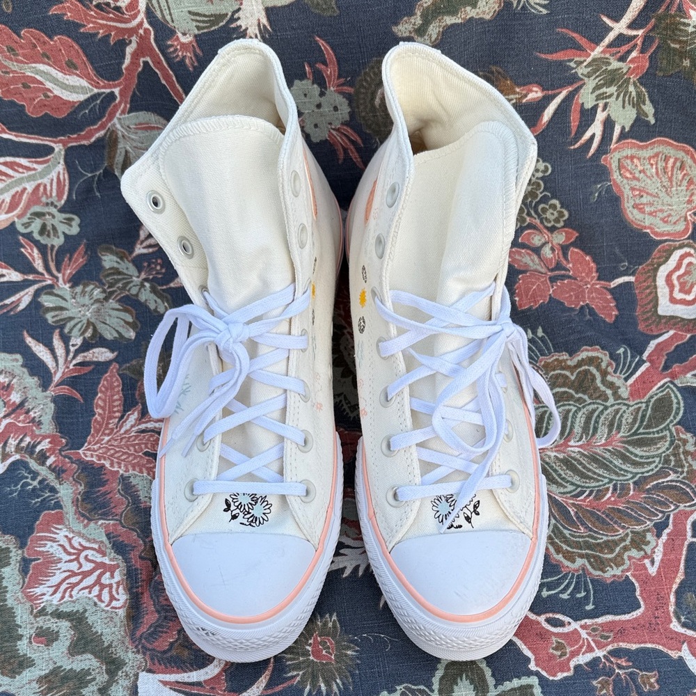 Stylish High-Top Cream Sneakers - Picture 4 of 13